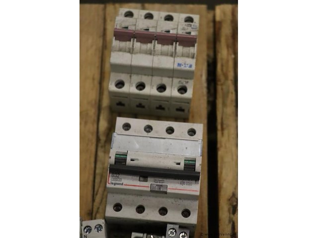 Partij diverse schakelmateriaal o.a. aardlekschakelaar & zekeringen - afbeelding 3 van  6