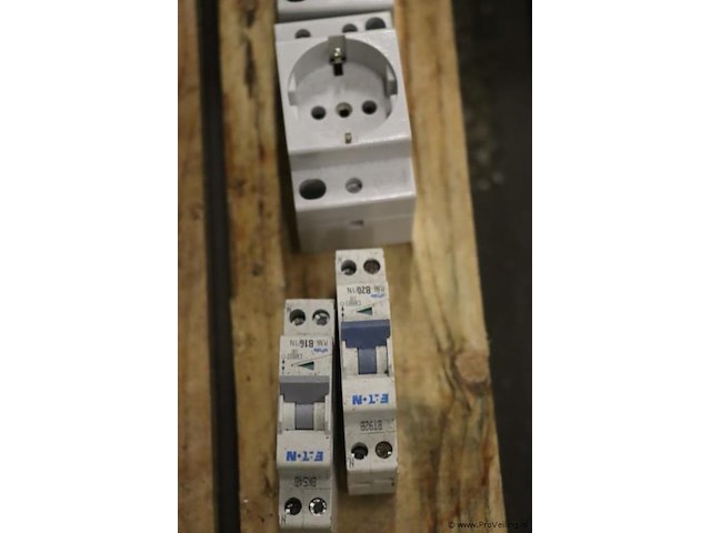 Partij diverse schakelmateriaal o.a. aardlekschakelaar & zekeringen - afbeelding 5 van  6