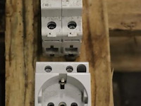 Partij diverse schakelmateriaal o.a. aardlekschakelaar & zekeringen - afbeelding 6 van  6