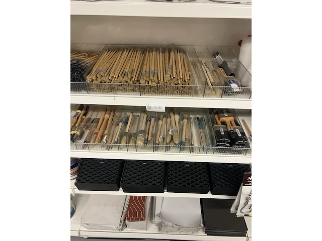 Partij diverse schildermaterialen - afbeelding 1 van  6