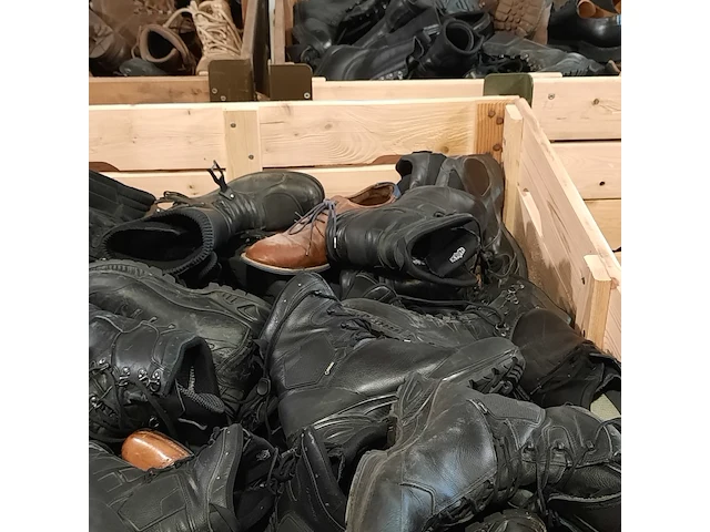 Partij diverse schoenen - afbeelding 5 van  21
