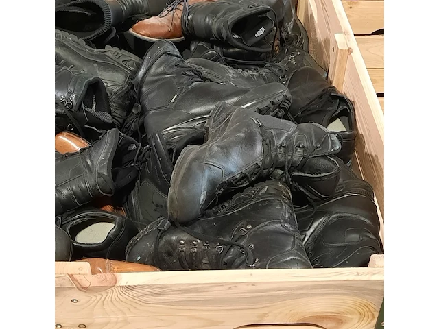 Partij diverse schoenen - afbeelding 7 van  21