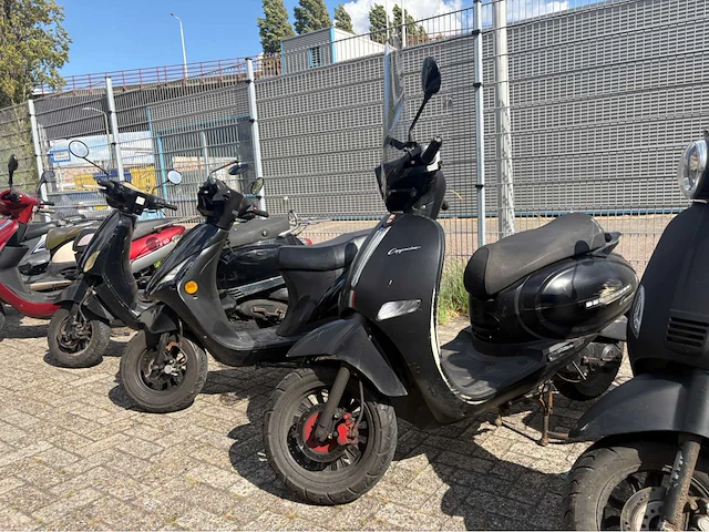 Partij diverse scooters - afbeelding 1 van  113