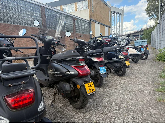 Partij diverse scooters - afbeelding 111 van  113
