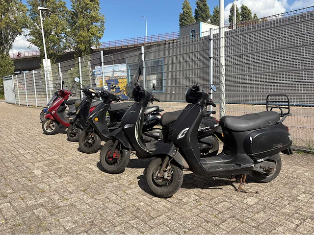 Partij diverse scooters - afbeelding 103 van  113