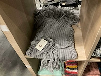 Partij diverse sjaals o.a roxy/ugg/barts (33x) - afbeelding 2 van  13