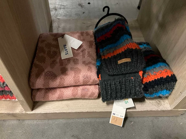 Partij diverse sjaals o.a roxy/ugg/barts (33x) - afbeelding 4 van  13