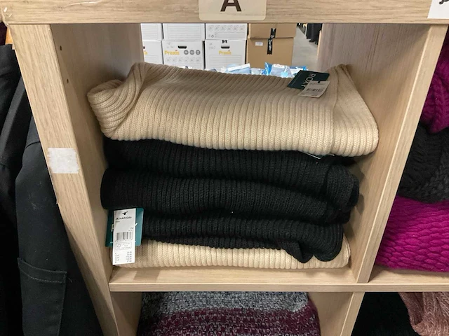Partij diverse sjaals o.a roxy/ugg/barts (33x) - afbeelding 7 van  13
