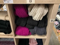 Partij diverse sjaals o.a roxy/ugg/barts (33x) - afbeelding 8 van  13