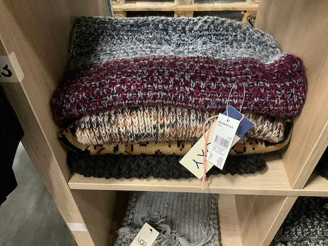 Partij diverse sjaals o.a roxy/ugg/barts (33x) - afbeelding 10 van  13