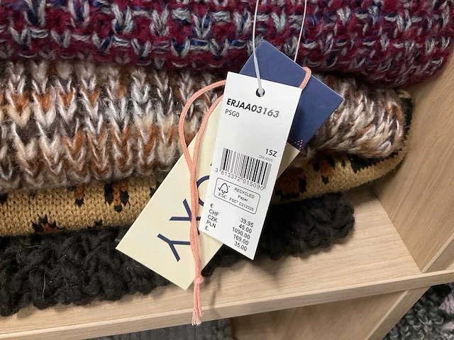 Partij diverse sjaals o.a roxy/ugg/barts (33x) - afbeelding 11 van  13
