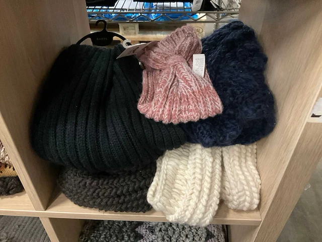 Partij diverse sjaals o.a roxy/ugg/barts (33x) - afbeelding 12 van  13