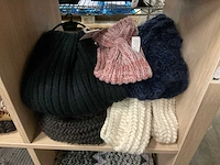Partij diverse sjaals o.a roxy/ugg/barts (33x) - afbeelding 12 van  13