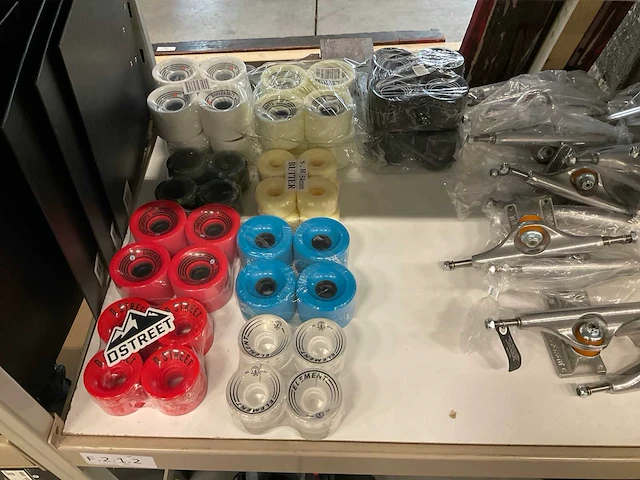 Partij diverse skateboard accessoires (65x) - afbeelding 6 van  6