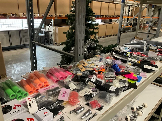 Partij diverse skateboard onderdelen/toebehoren (255x) - afbeelding 6 van  13