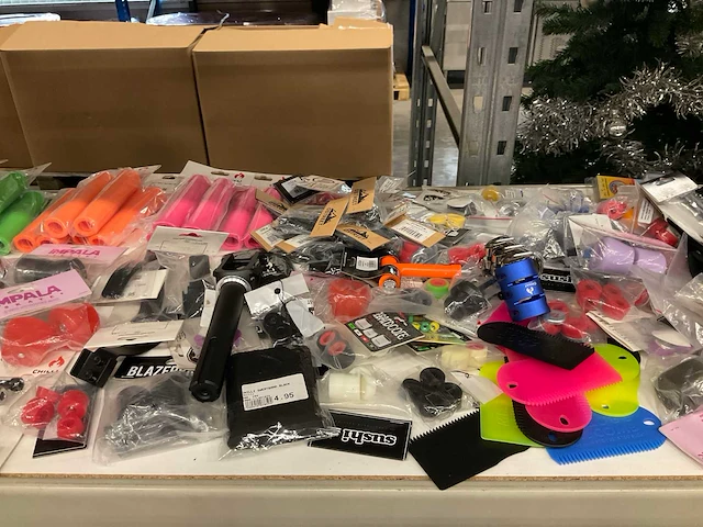Partij diverse skateboard onderdelen/toebehoren (255x) - afbeelding 12 van  13