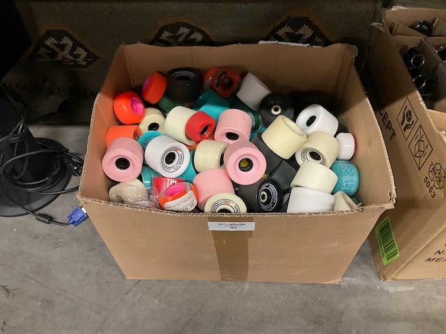 Partij diverse skateboard wieltjes - afbeelding 1 van  2