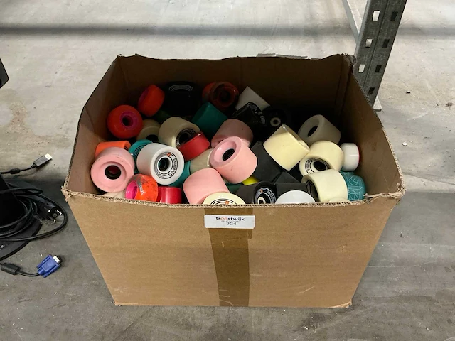 Partij diverse skateboard wieltjes - afbeelding 1 van  2