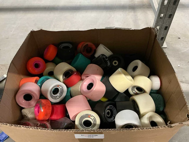 Partij diverse skateboard wieltjes - afbeelding 2 van  2