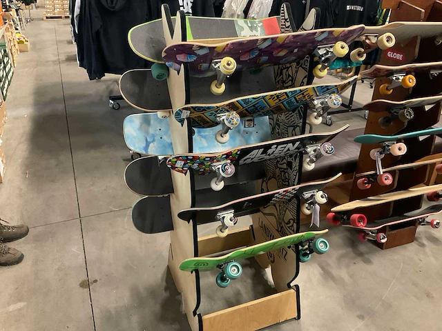 Partij diverse skateboards met display (10x) - afbeelding 1 van  12