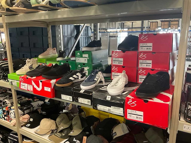 Partij diverse sneakers (24x) - afbeelding 1 van  9