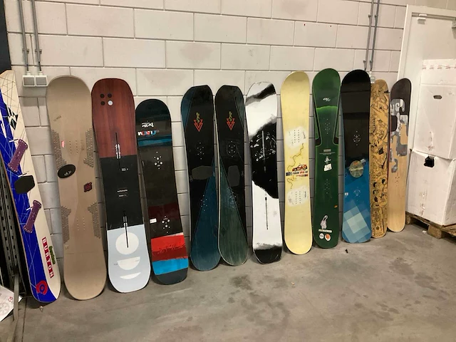 Partij diverse snowboards (12x) - afbeelding 1 van  4