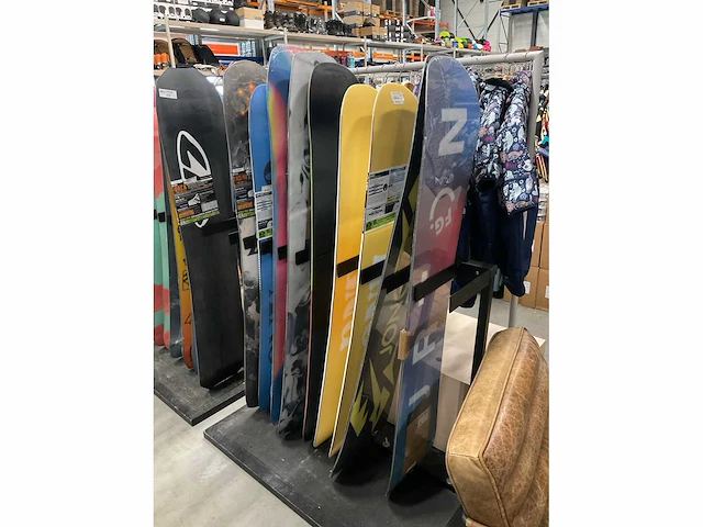 Partij diverse snowboards o.a burton/jones/libtech (28x) - afbeelding 8 van  19