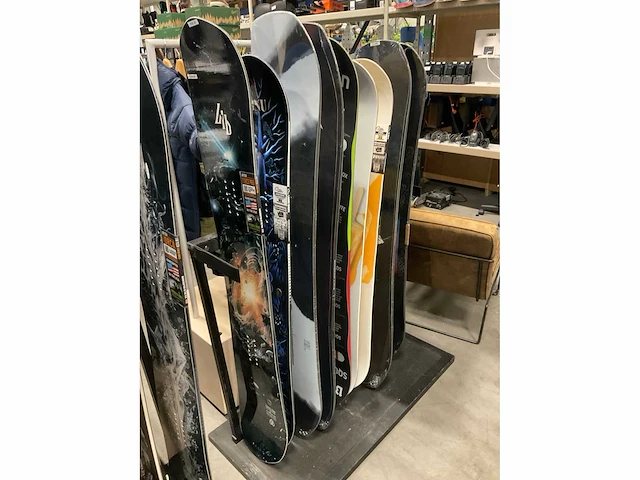 Partij diverse snowboards o.a burton/jones/libtech (28x) - afbeelding 9 van  19