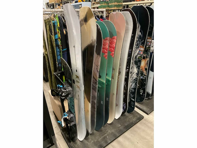 Partij diverse snowboards o.a burton/jones/libtech (28x) - afbeelding 10 van  19