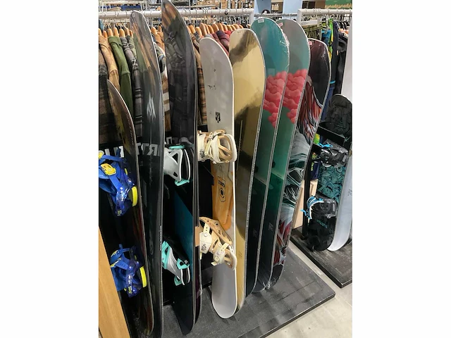 Partij diverse snowboards o.a burton/jones/libtech (28x) - afbeelding 11 van  19