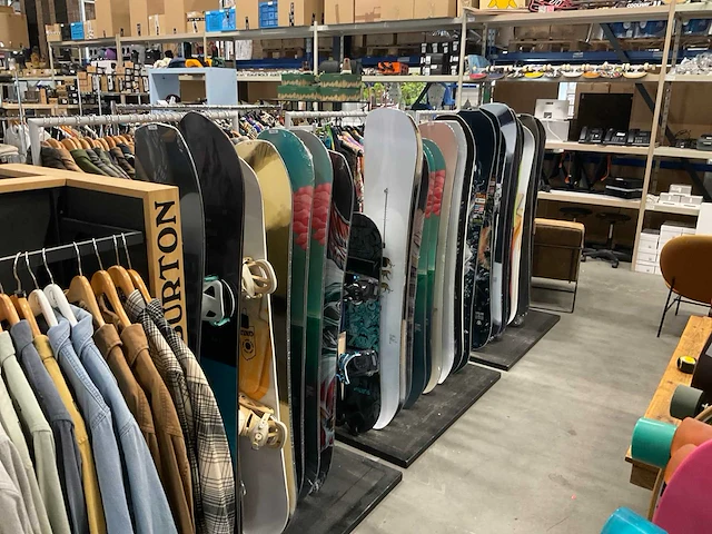 Partij diverse snowboards o.a burton/jones/libtech (28x) - afbeelding 1 van  19