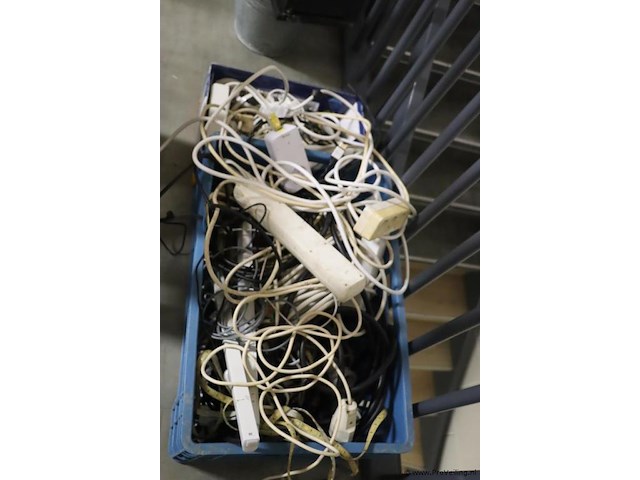 Partij diverse soorten kabels/snoeren & stekkerdozen - afbeelding 1 van  4