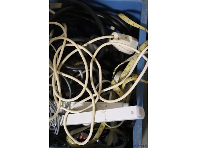 Partij diverse soorten kabels/snoeren & stekkerdozen - afbeelding 2 van  4