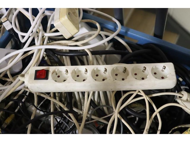 Partij diverse soorten kabels/snoeren & stekkerdozen - afbeelding 3 van  4