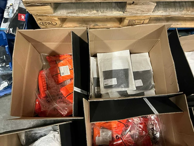 Partij diverse sport2x/bioracer fiets jerseys/jackets (140x) - afbeelding 10 van  16