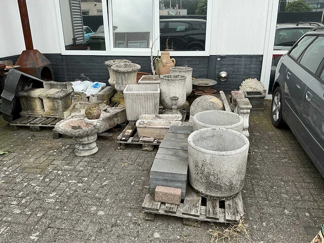 Partij diverse stenen tuin decoratie - afbeelding 1 van  8