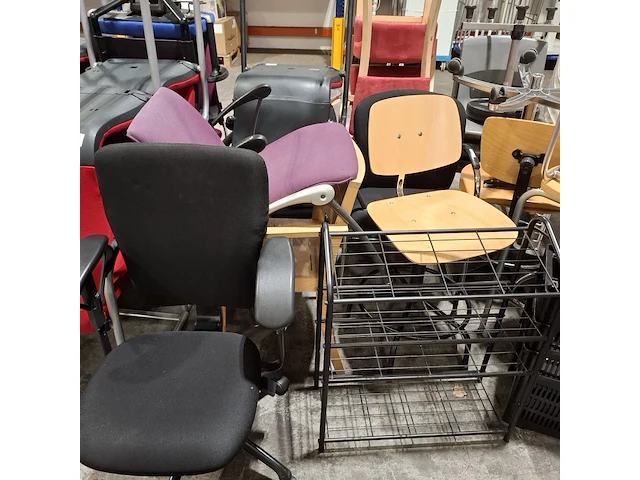 Partij diverse stoelen, bureaustoelen en bedrijfsinventaris - afbeelding 2 van  23