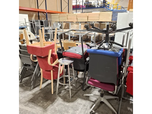 Partij diverse stoelen, bureaustoelen en bedrijfsinventaris - afbeelding 9 van  23