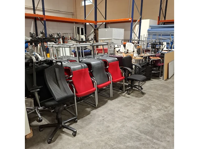 Partij diverse stoelen, bureaustoelen en bedrijfsinventaris - afbeelding 1 van  23