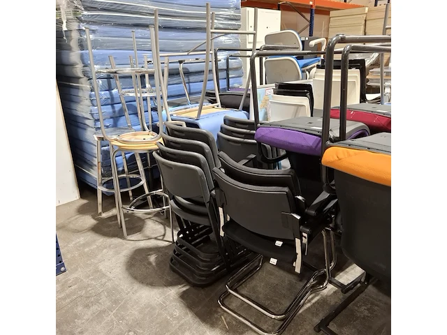 Partij diverse stoelen, bureaustoelen en bedrijfsinventaris - afbeelding 16 van  23