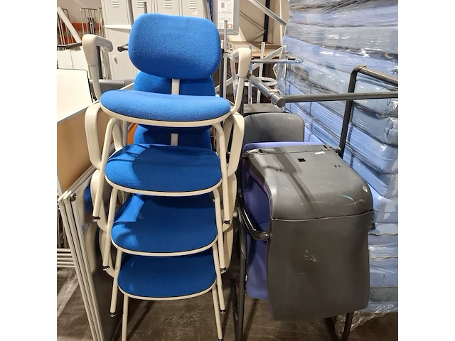 Partij diverse stoelen, bureaustoelen en bedrijfsinventaris - afbeelding 17 van  23