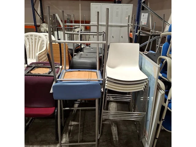 Partij diverse stoelen, bureaustoelen en bedrijfsinventaris - afbeelding 18 van  23