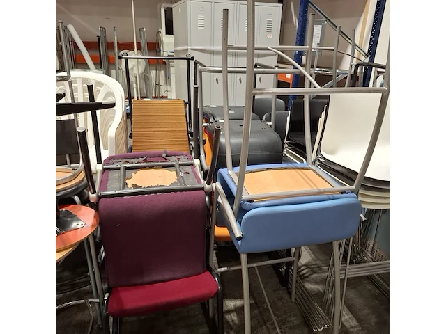Partij diverse stoelen, bureaustoelen en bedrijfsinventaris - afbeelding 20 van  23