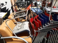 Partij diverse stoelen o.a artifort - afbeelding 7 van  16