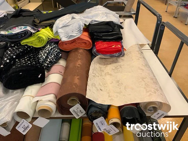 Partij diverse stoffen (c) (circa 100 rollen) - afbeelding 3 van  7
