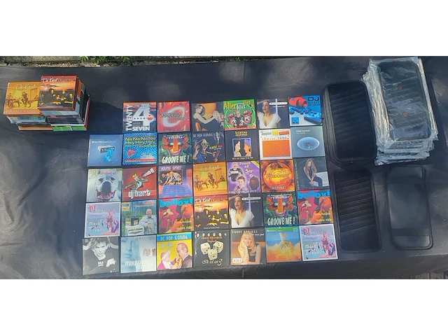 Partij diverse tabletaccesoires, beschermhoezen, dvd's en cd's - afbeelding 1 van  15