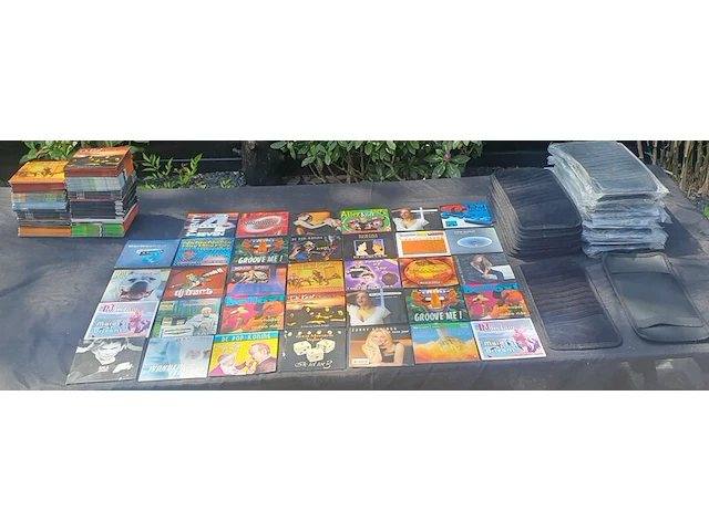 Partij diverse tabletaccesoires, beschermhoezen, dvd's en cd's - afbeelding 8 van  15