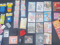 Partij diverse tabletaccesoires, beschermhoezen, dvd's en cd's - afbeelding 9 van  15