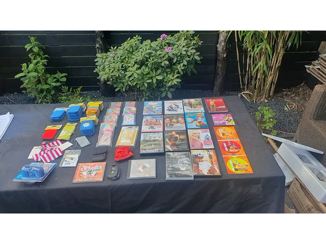 Partij diverse tabletaccesoires, beschermhoezen, dvd's en cd's - afbeelding 10 van  15