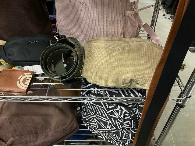 Partij diverse tassen/accessoires o.a carhartt/dakine/roxy/etc (32x) - afbeelding 2 van  18
